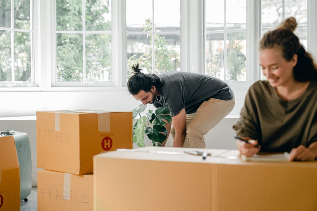 couple emballant des boîtes de déménagement