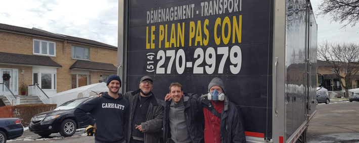 le plan pas con équipe devant le camion