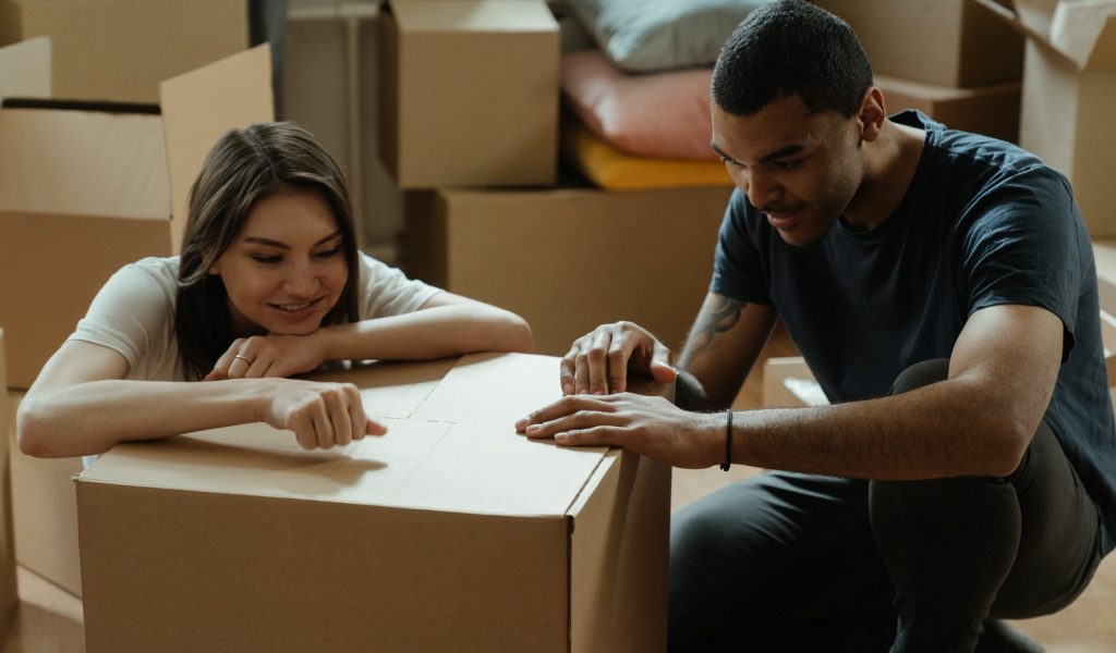 Couple inspect moving box because of moving tip